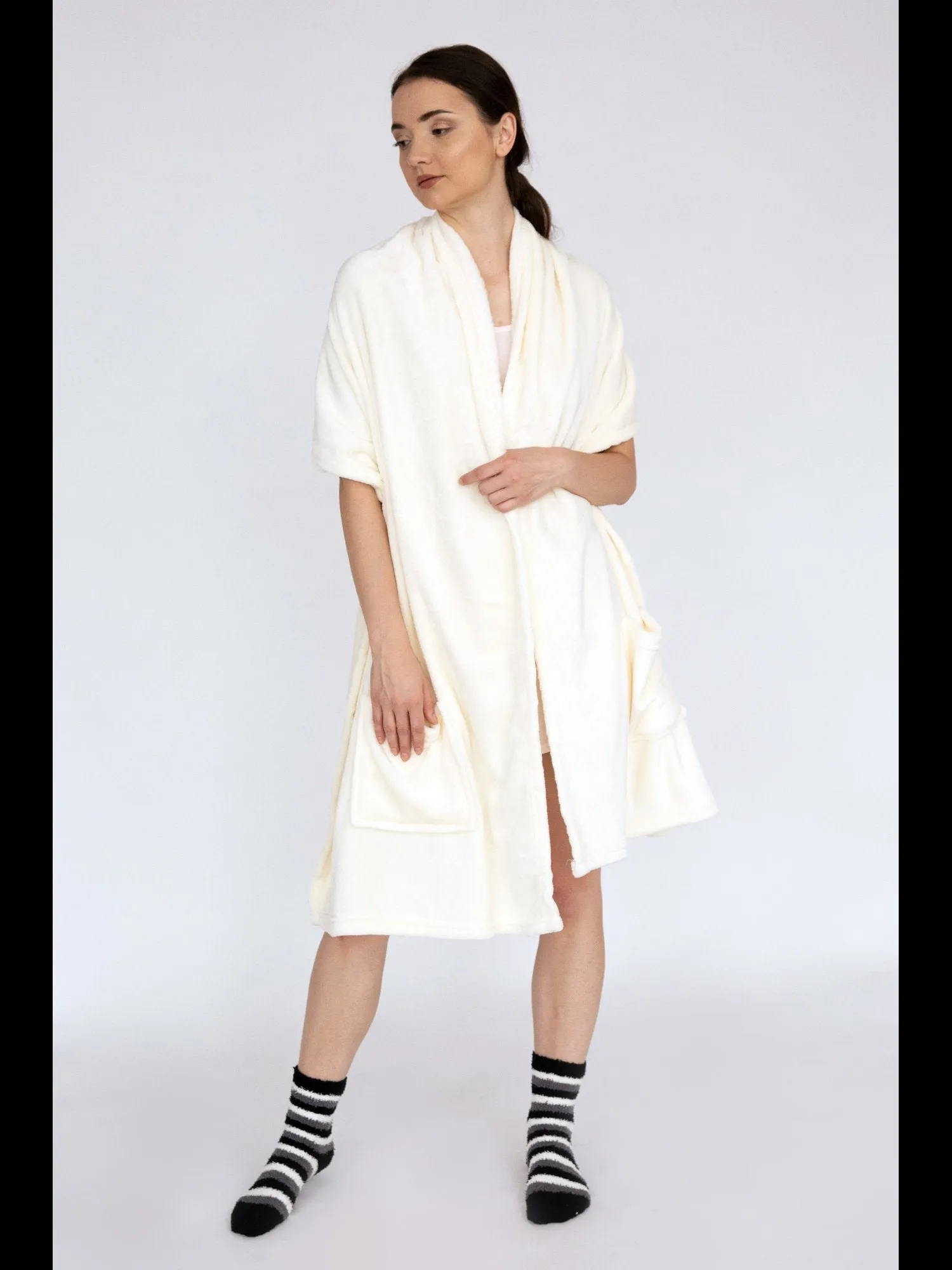 Pedra 2-Piece Fleece Wrap Robe & Socks Set - NY&C x Chic Home